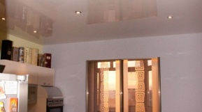 Глянцевый натяжной потолок с подсветкой на кухне