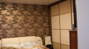 Натяжной потолок в спальне со светильником