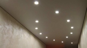 Натяжной потолок в прихожей с фигурной подсветкой