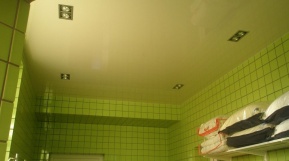 Натяжной потолок в ванной матовый со светильниками